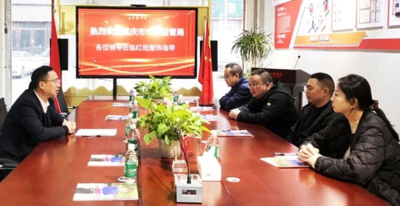 重慶市市場(chǎng)監(jiān)管局執(zhí)法總隊(duì)楊景副總隊(duì)長(zhǎng)    一行赴紅冠服飾集團(tuán)開(kāi)展產(chǎn)品質(zhì)量專項(xiàng)調(diào)研